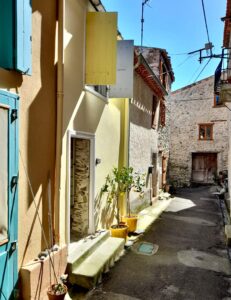 Gîte streetview with windows and door open